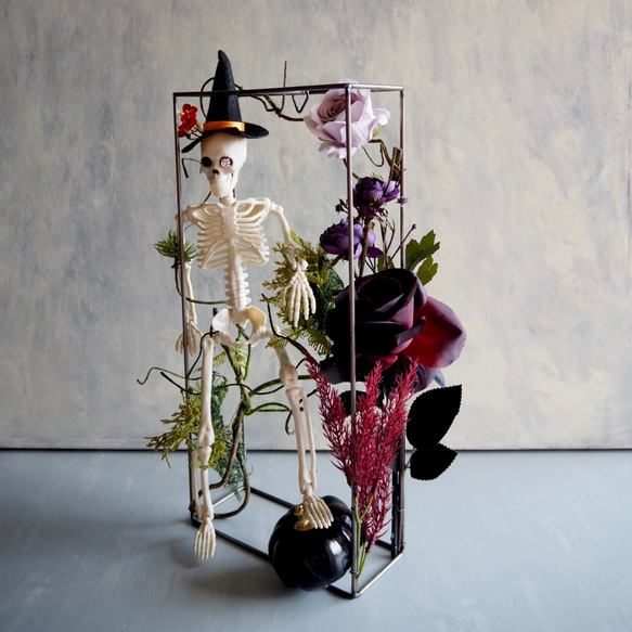 ゴシックハロウィン フレームに閉じ込めた骸骨と黒薔薇のアレンジメント 12枚目の画像