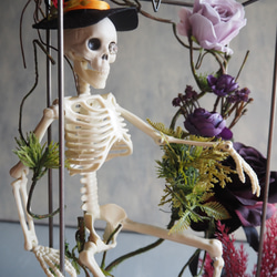 ゴシックハロウィン フレームに閉じ込めた骸骨と黒薔薇のアレンジメント 3枚目の画像