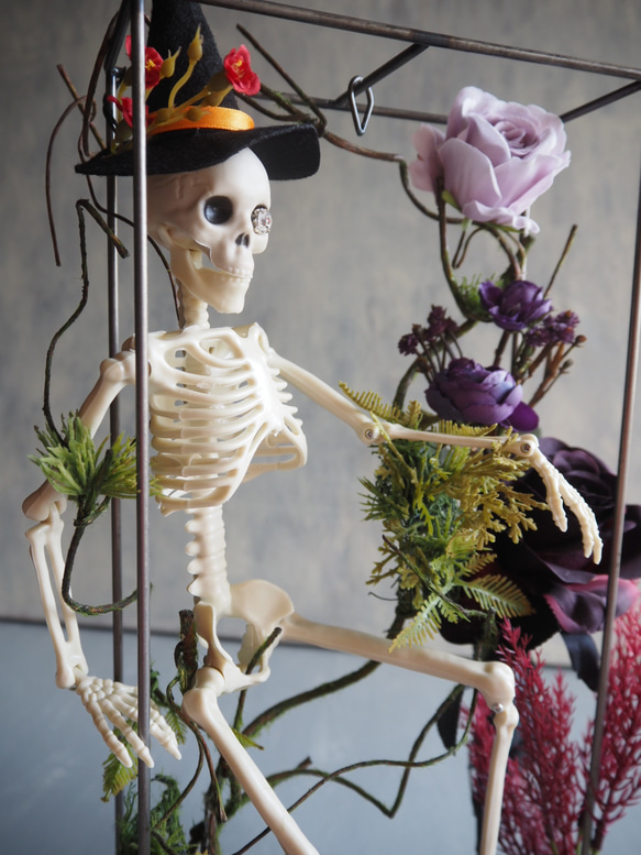 ゴシックハロウィン フレームに閉じ込めた骸骨と黒薔薇のアレンジメント 3枚目の画像