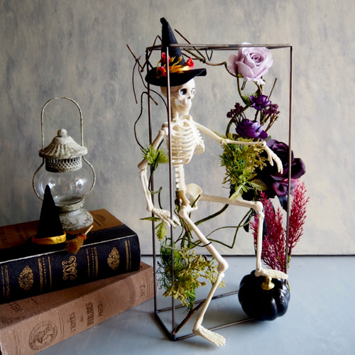 ゴシックハロウィン フレームに閉じ込めた骸骨と黒薔薇の