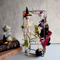 ゴシックハロウィン フレームに閉じ込めた骸骨と黒薔薇のアレンジメント 13枚目の画像