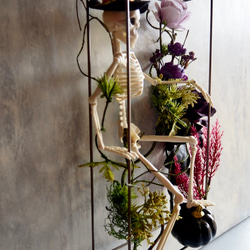 ゴシックハロウィン フレームに閉じ込めた骸骨と黒薔薇のアレンジメント 18枚目の画像