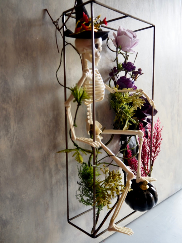 ゴシックハロウィン フレームに閉じ込めた骸骨と黒薔薇のアレンジメント 18枚目の画像