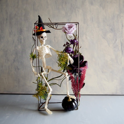 ゴシックハロウィン フレームに閉じ込めた骸骨と黒薔薇のアレンジメント 10枚目の画像