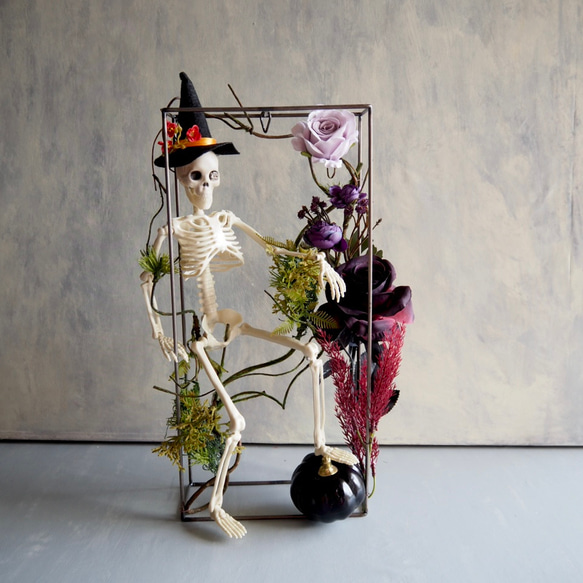 ゴシックハロウィン フレームに閉じ込めた骸骨と黒薔薇のアレンジメント 10枚目の画像