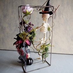 ゴシックハロウィン フレームに閉じ込めた骸骨と黒薔薇のアレンジメント 11枚目の画像