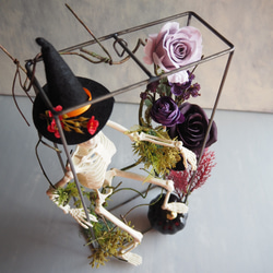 ゴシックハロウィン フレームに閉じ込めた骸骨と黒薔薇のアレンジメント 8枚目の画像