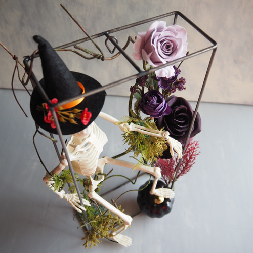ゴシックハロウィン フレームに閉じ込めた骸骨と黒薔薇の