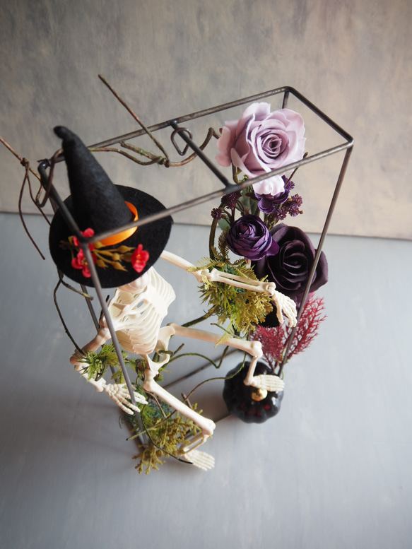 ゴシックハロウィン フレームに閉じ込めた骸骨と黒薔薇のアレンジメント 8枚目の画像