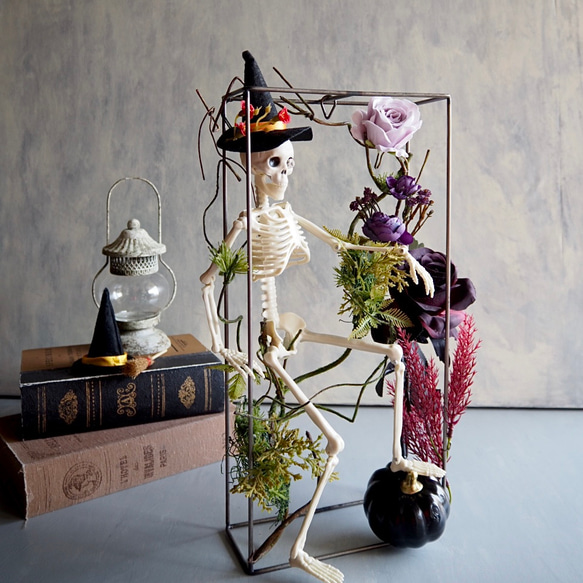 ゴシックハロウィン フレームに閉じ込めた骸骨と黒薔薇のアレンジメント 1枚目の画像