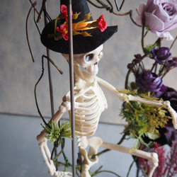 ゴシックハロウィン フレームに閉じ込めた骸骨と黒薔薇のアレンジメント 6枚目の画像