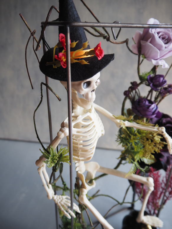 ゴシックハロウィン フレームに閉じ込めた骸骨と黒薔薇のアレンジメント 6枚目の画像