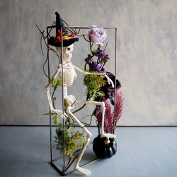 ゴシックハロウィン フレームに閉じ込めた骸骨と黒薔薇のアレンジメント 19枚目の画像