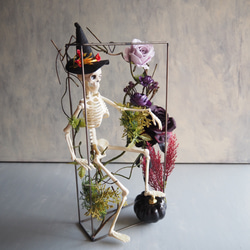 ゴシックハロウィン フレームに閉じ込めた骸骨と黒薔薇のアレンジメント 7枚目の画像