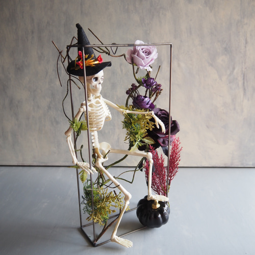 ゴシックハロウィン フレームに閉じ込めた骸骨と黒薔薇の