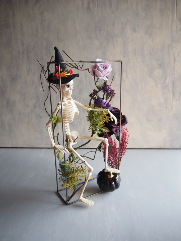 ゴシックハロウィン フレームに閉じ込めた骸骨と黒薔薇のアレンジメント 7枚目の画像