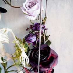 ゴシックハロウィン フレームに閉じ込めた骸骨と黒薔薇のアレンジメント 17枚目の画像