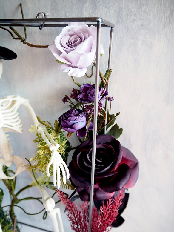ゴシックハロウィン フレームに閉じ込めた骸骨と黒薔薇のアレンジメント 17枚目の画像