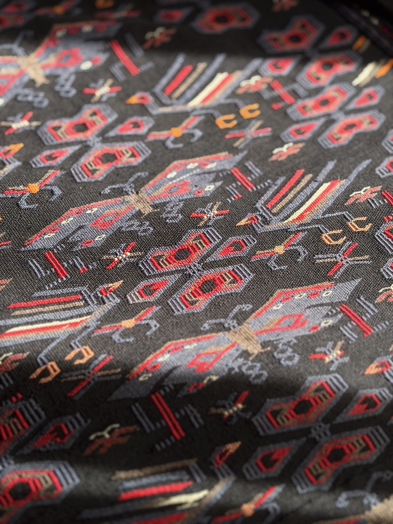 民族伝統刺繍｜吉祥モチーフ 魚と蝶 ハンドメイド布 手仕事の美 伝統刺繍｜アジアンテキスタイル アートピース