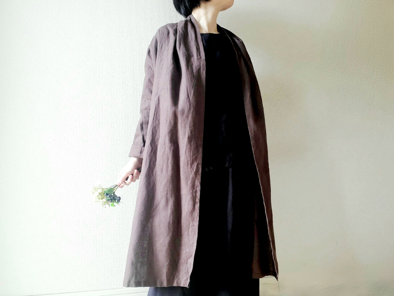 【限定一着】 スッキリ見える！羽織るだけでさまになるIラインのリネンコート  　スリット&ポケットつき　赤墨