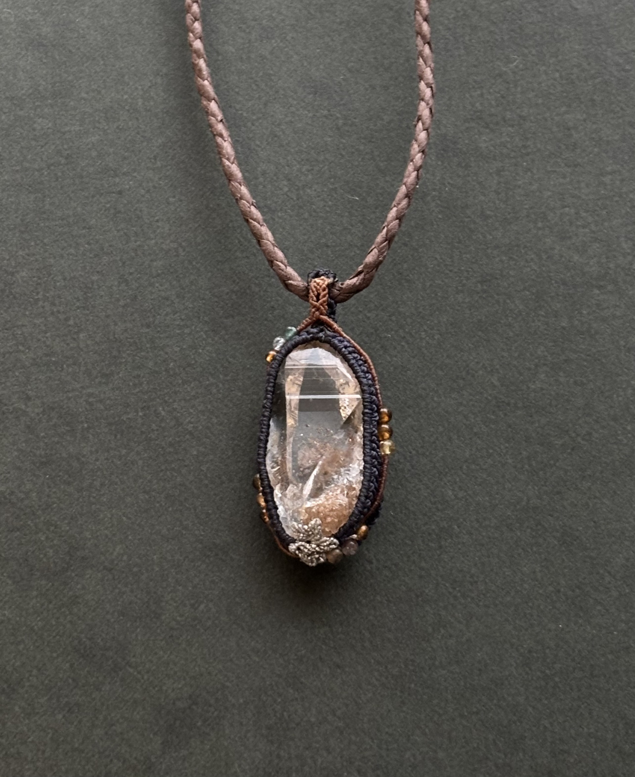 ヒマラヤ水晶原石ポイント(大椎と風門の八芒星水晶背守り付き)の大麻のネックドレス