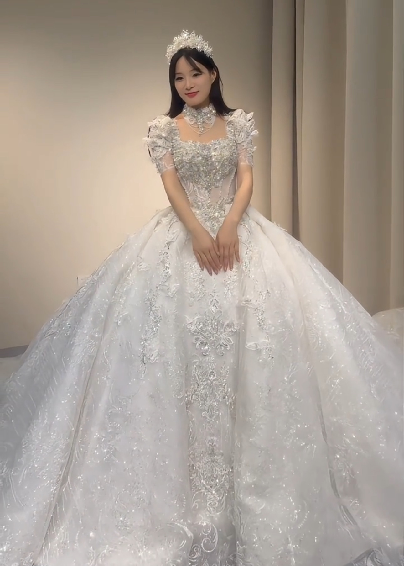 新作　贅沢なレース　半袖　韓国風　ビジュー付きストーン　おしゃれなウェディングドレス　夏婚　ロングトレーン　前撮り二次会