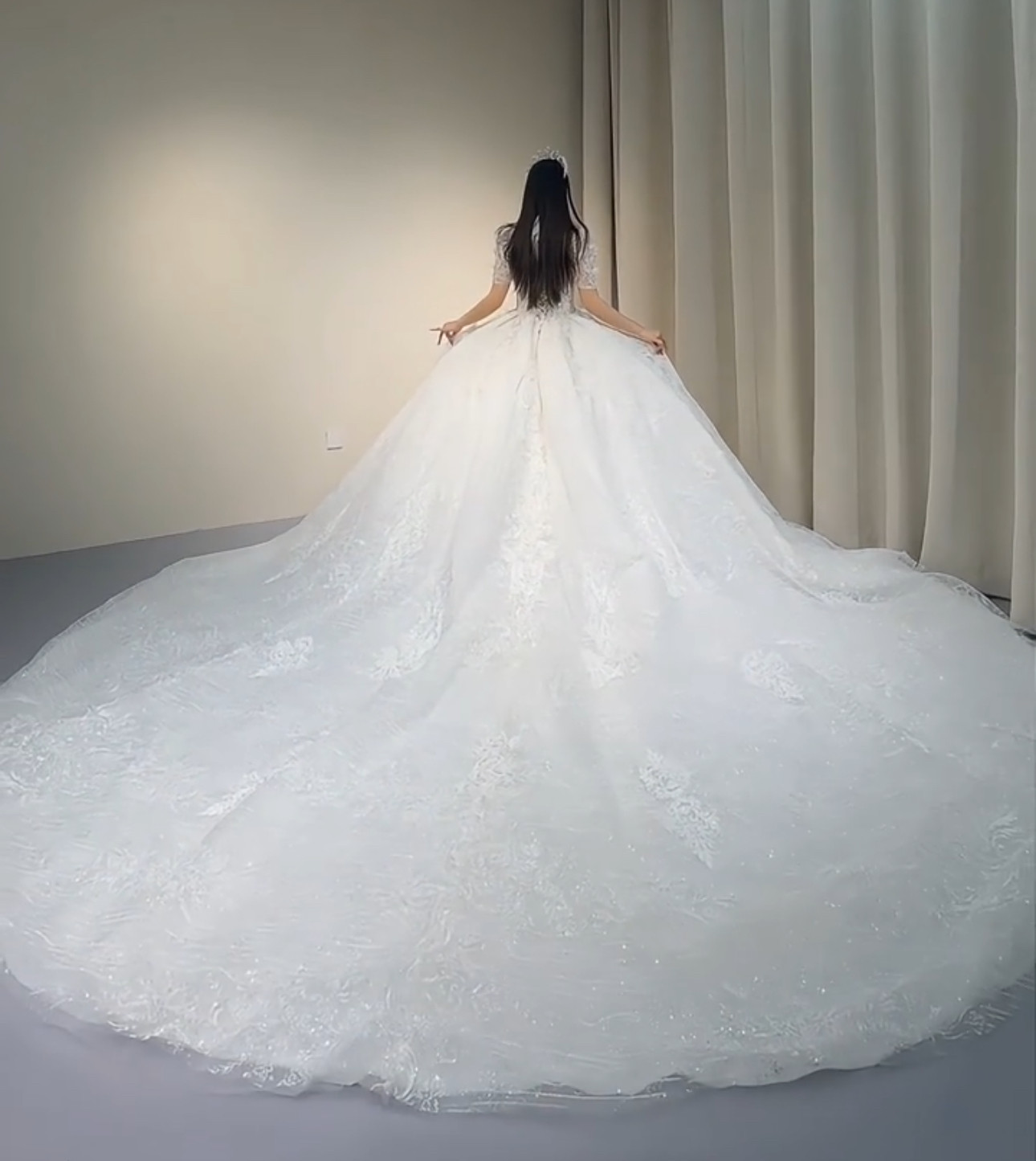 新作　贅沢なレース　半袖　韓国風　ビジュー付きストーン　おしゃれなウェディングドレス　夏婚　ロングトレーン　前撮り二次会