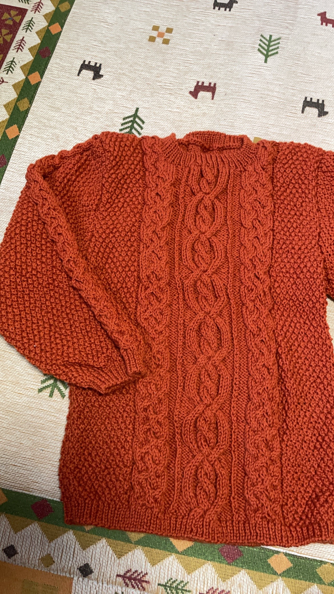 濃いオレンジ色セーター