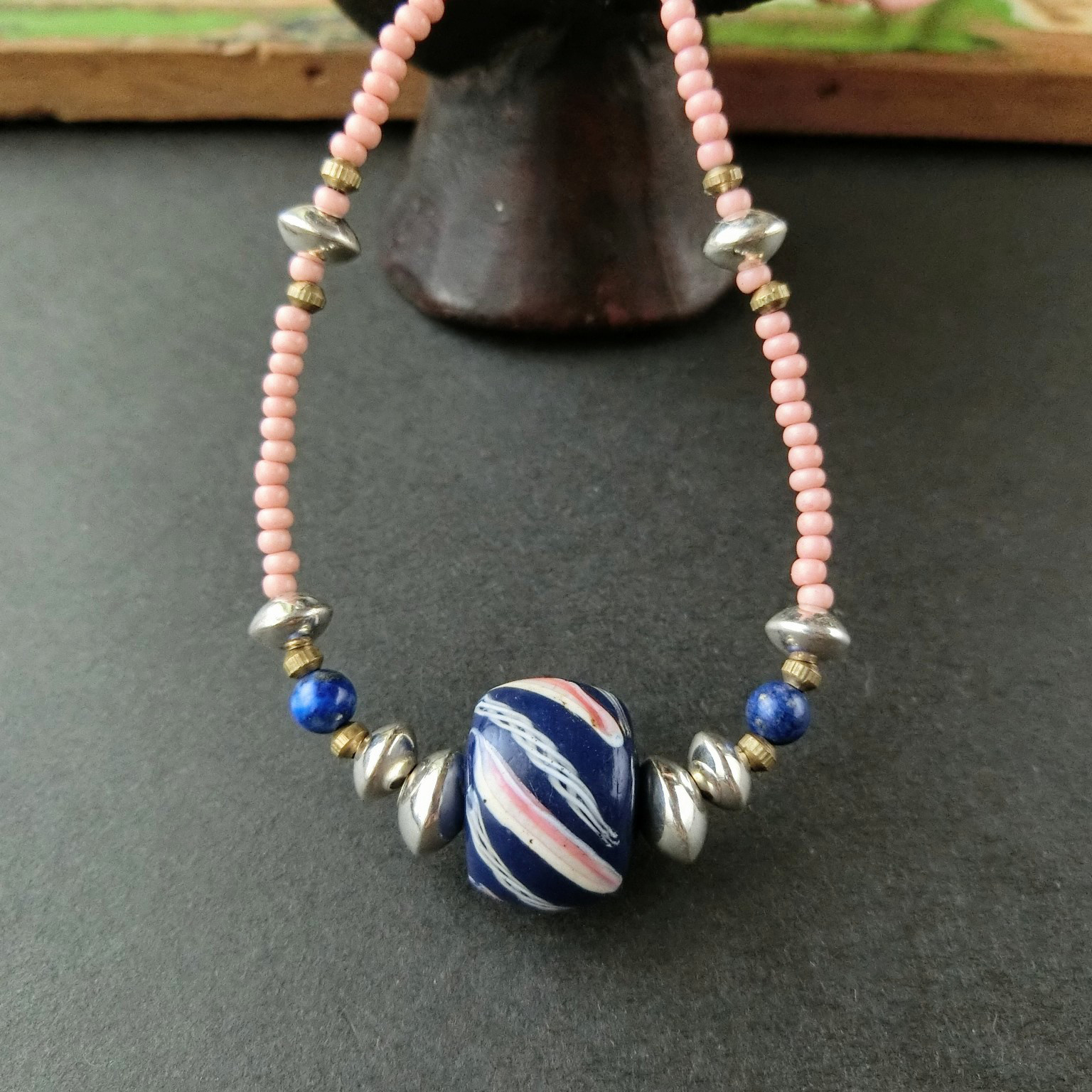 瑠璃色ファンシーとナバホパール、ラピスラズリのネックレス
