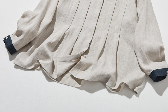 シンプルだけど、どこか特別  プリーツ加工シャツブラウス  リネン100％シャツ　250915-1 4枚目の画像