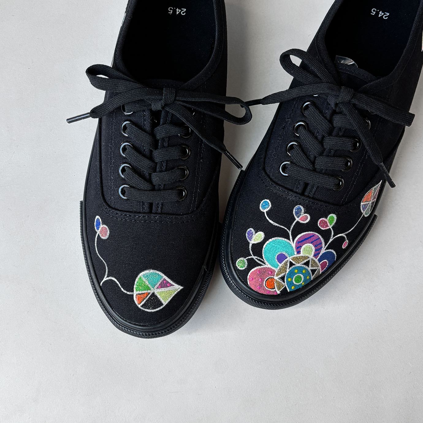 《送料無料》スニーカー「ジョーヌlb」ブラック！お花柄デザイン！レディース 2E【22.5〜25cm】受注制作