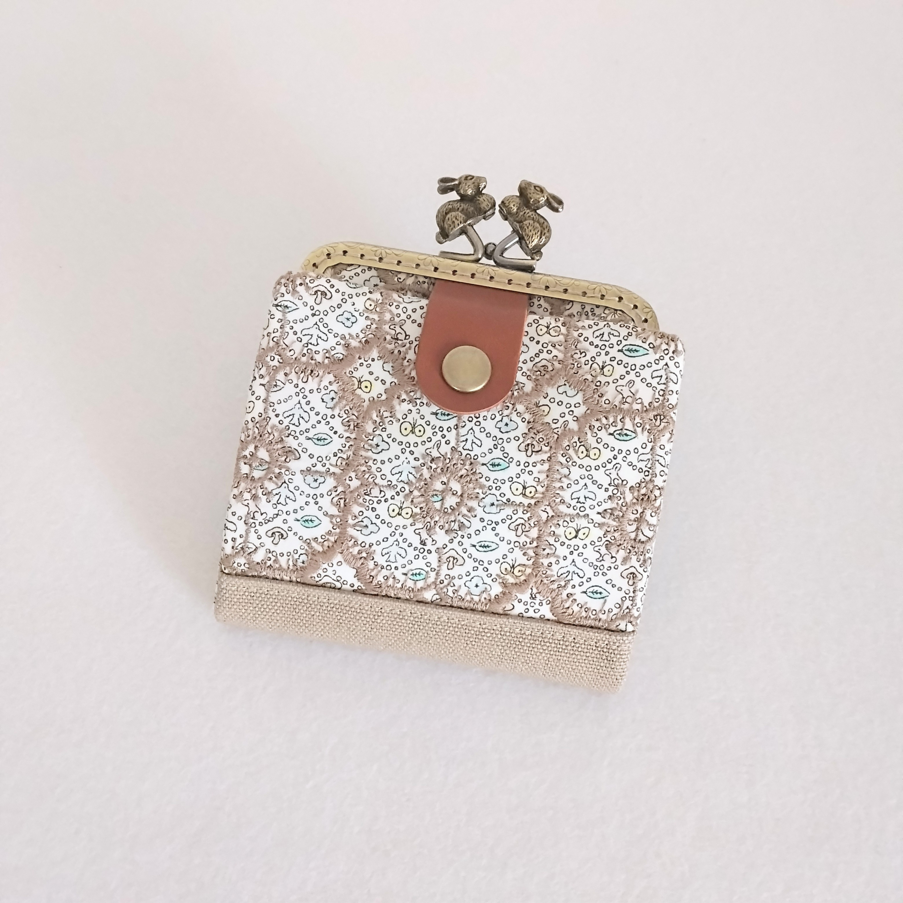 ミナペルホネン × リバティ forest wave + anemone（ベージュ）ウサギがま口二つ折り財布