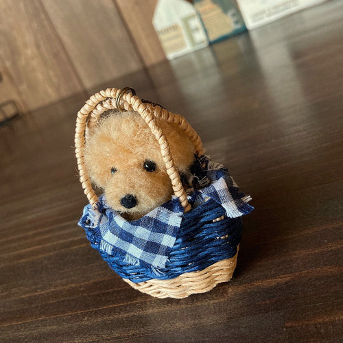 羊毛フェルト かごバッグに入ったトイプードルちゃん アプリコット