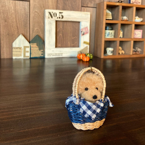 羊毛フェルト かごバッグに入ったトイプードルちゃん アプリコット