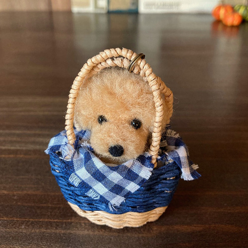 羊毛フェルト トイプードル「買い物かご入りプードルちゃん」 羊毛フェルト かごバッグに入ったトイプードルちゃん アプリコット