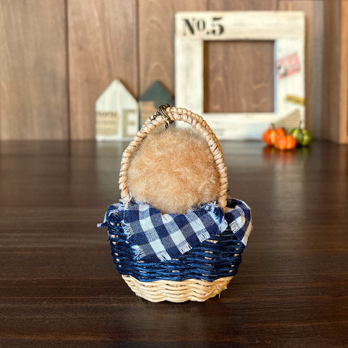 羊毛フェルト かごバッグに入ったトイプードルちゃん アプリコット