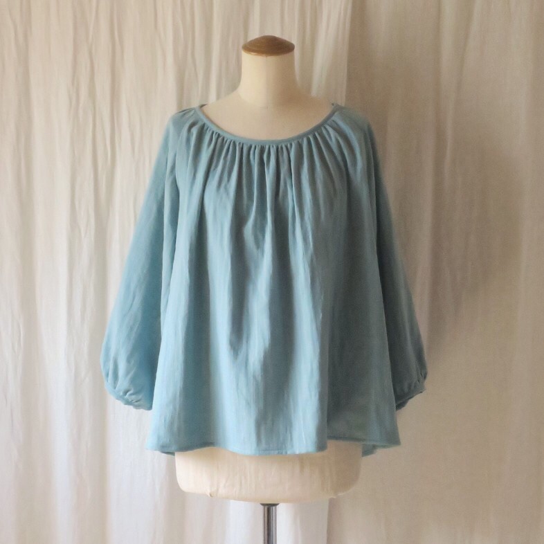 ダブルガーゼのギャザーブラウス（スモーキーブルー）