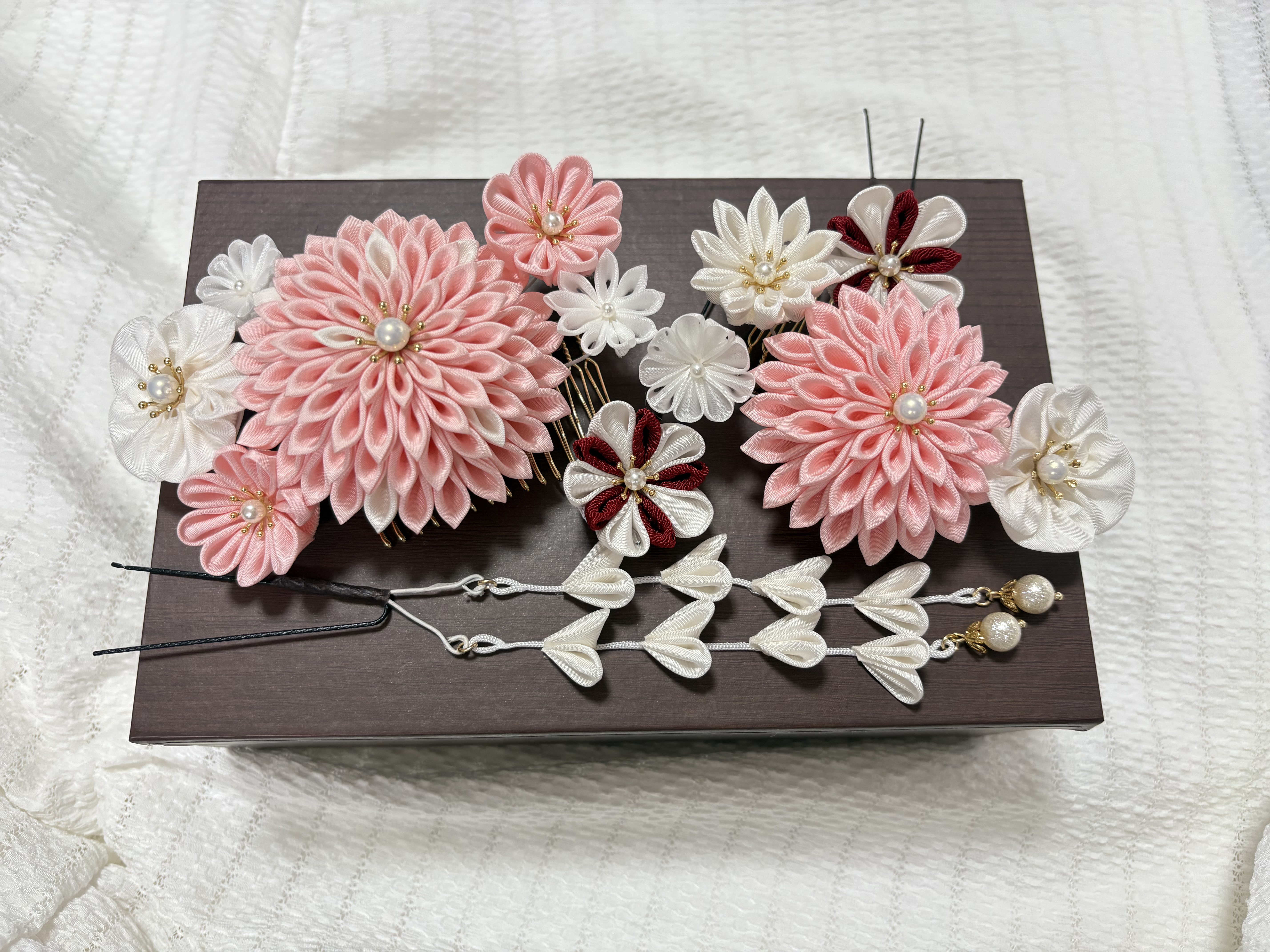 つまみ細工　髪飾り　正絹　成人式　卒業式　七五三　結婚式　前撮り　振袖　袴　和装　ピンク　白　赤