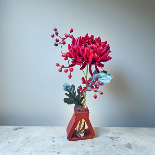 大きな花瓶とアートフラワー お彼岸のお花は生花だけではない。長く飾れるアートフラワーが喜ばれ