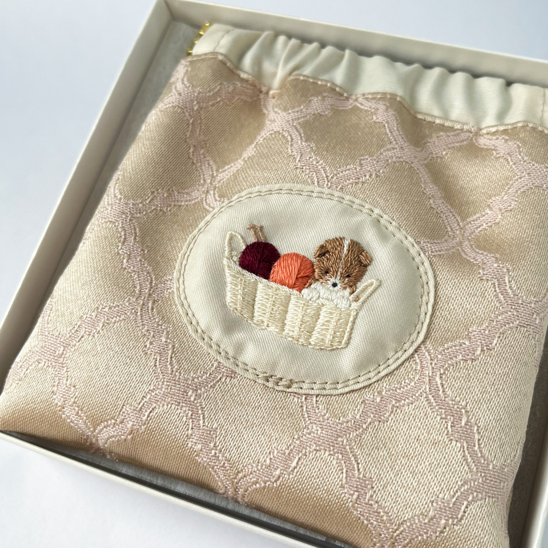 コーギーの刺繍ポーチ