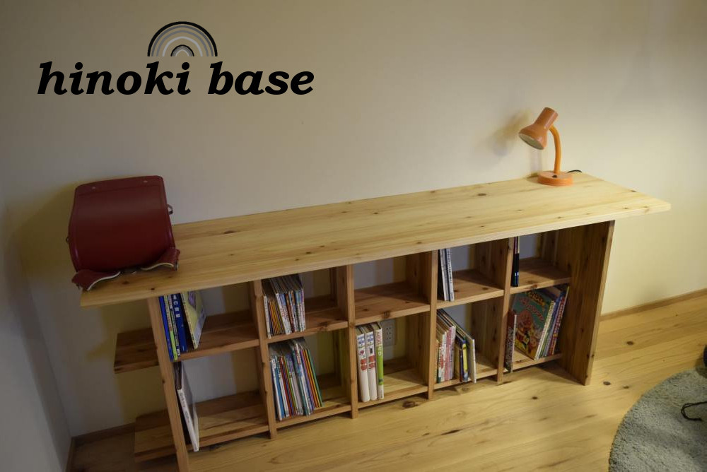 本棚があるリビングデスク