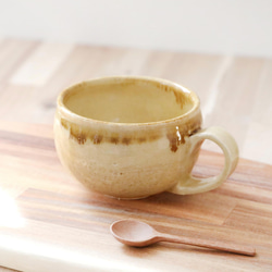 淡黄色と流れる飴色のほっこりマグカップ マグカップ TSUCHI-HANAKI