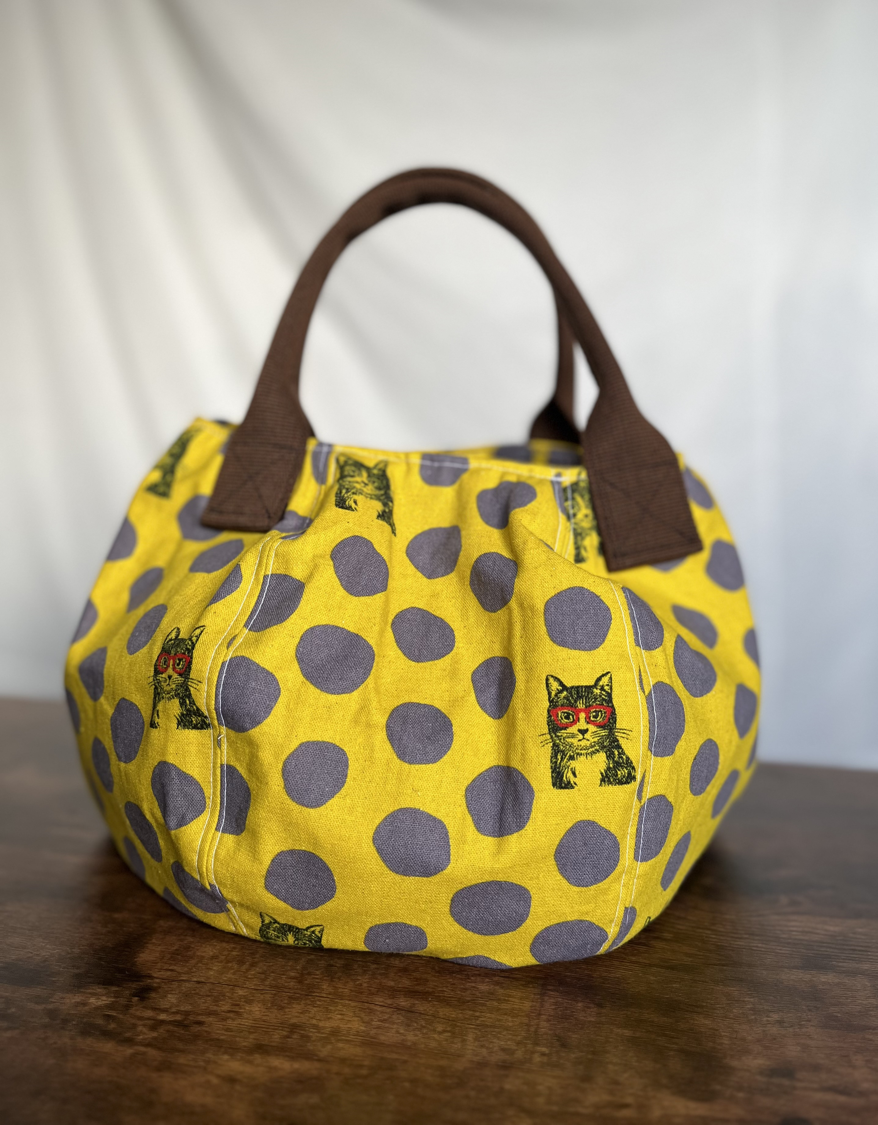 【受注生産】Cats コロンとした形が可愛い猫柄バッグ（小）