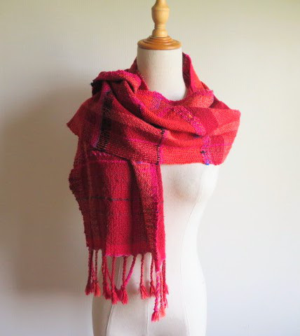 ベリーをひっくり返したみたいな赤いマフラー　ふっくらコットン 手織り