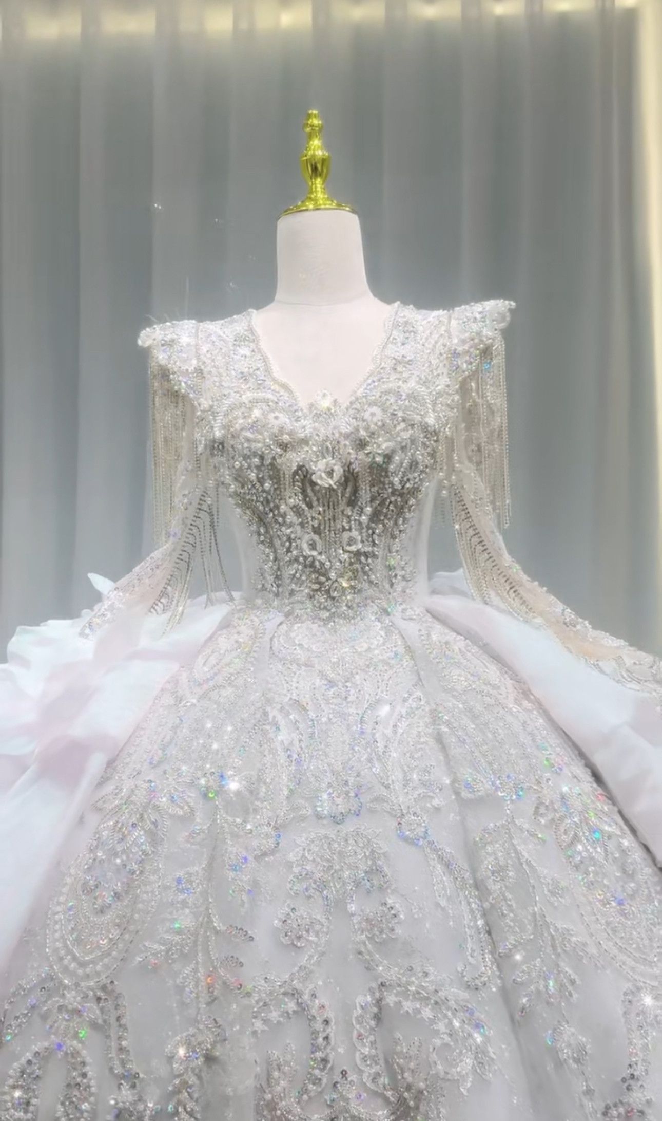 女王派　目立つ　キラキラストーン　オーロラ　vネック　豪華　ブライダル　美品　ラッフルスカート　ボリューム　お呼ばれ披露