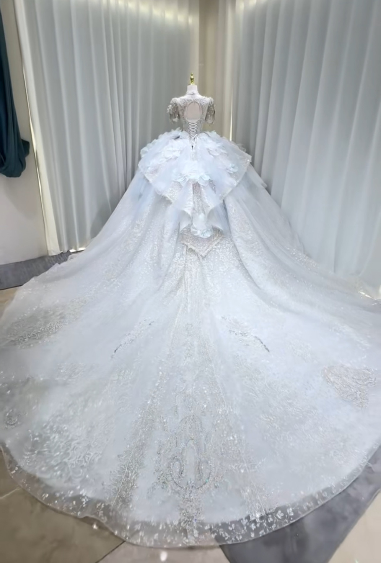 女王派　目立つ　キラキラストーン　オーロラ　vネック　豪華　ブライダル　美品　ラッフルスカート　ボリューム　お呼ばれ披露