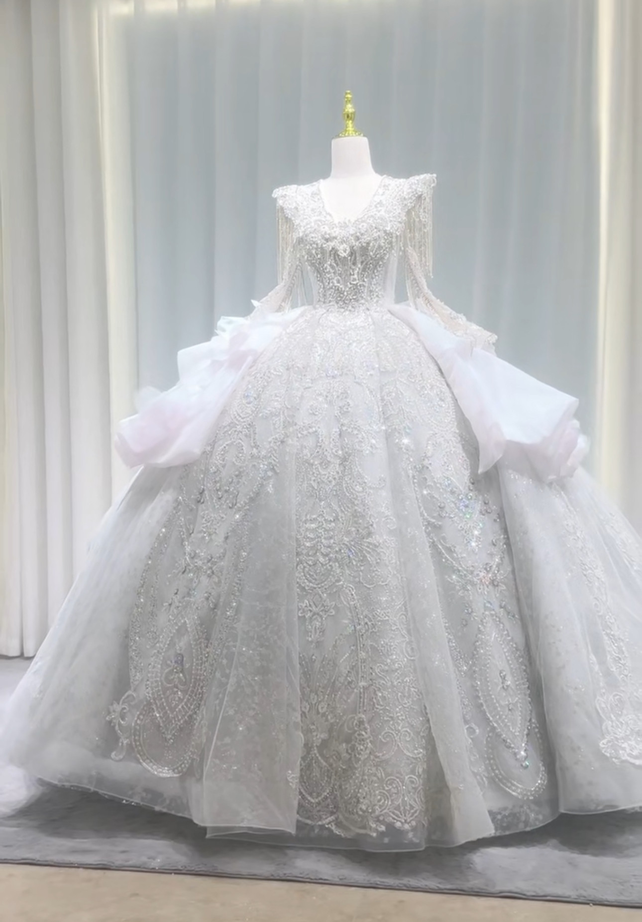 女王派　目立つ　キラキラストーン　オーロラ　vネック　豪華　ブライダル　美品　ラッフルスカート　ボリューム　お呼ばれ披露