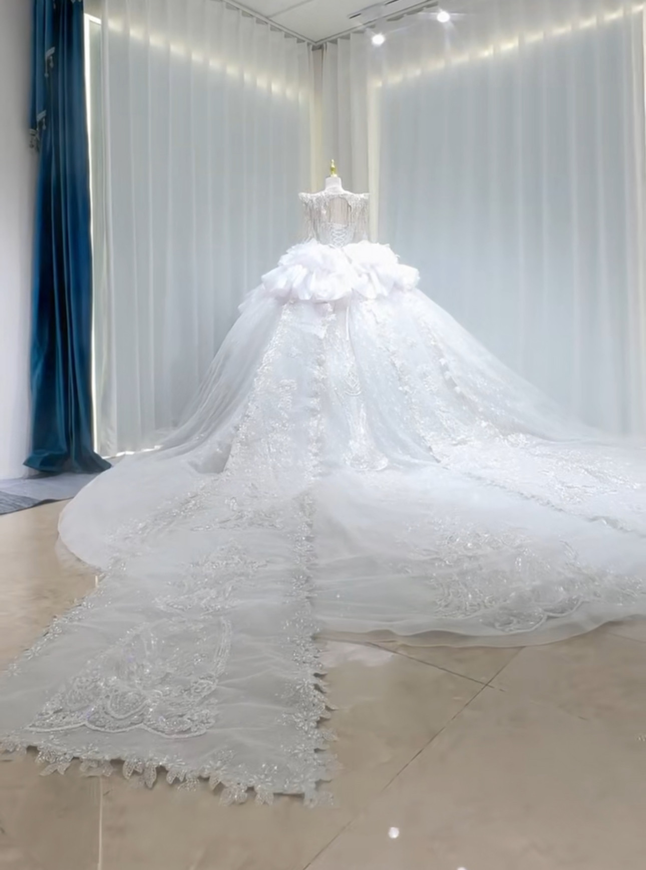 女王派　目立つ　キラキラストーン　オーロラ　vネック　豪華　ブライダル　美品　ラッフルスカート　ボリューム　お呼ばれ披露