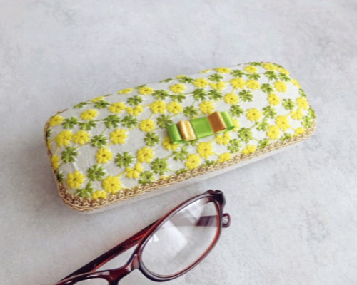 草です！刺繍生地のメガネケース　ハンドメイド　ブラック　M369 刺繍生地の四つ葉のクローバーメガネケース 名入れ サイドブレード変更