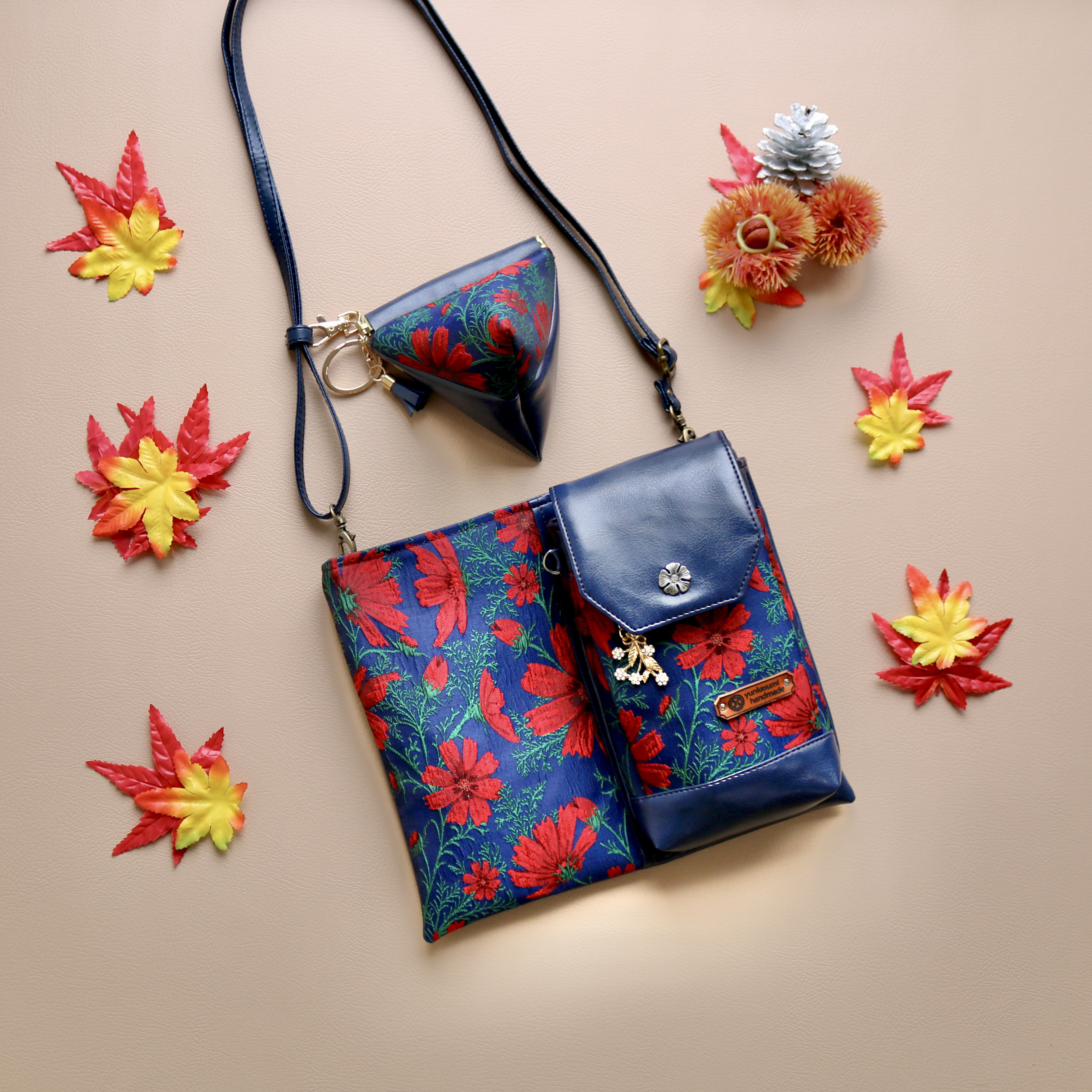 二つ折りにするとコンパクトになる2wayスマホポシェット　ネイビー&コスモス